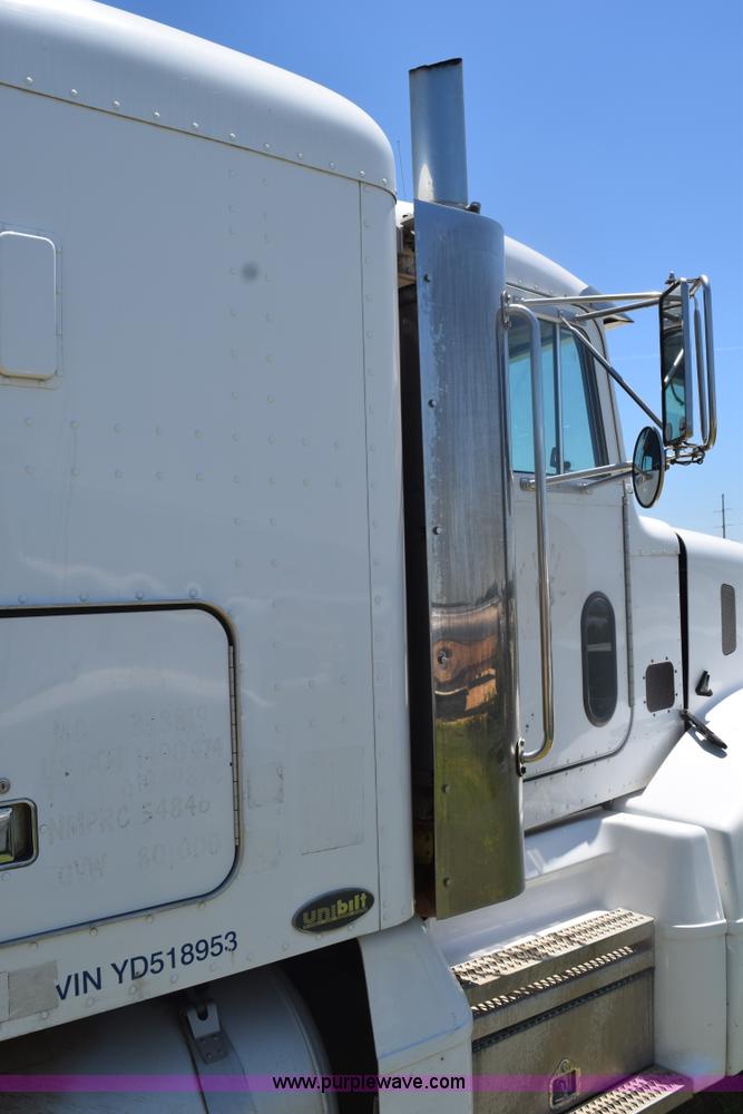 image for item K6133 2000 Peterbilt 377 semi truck