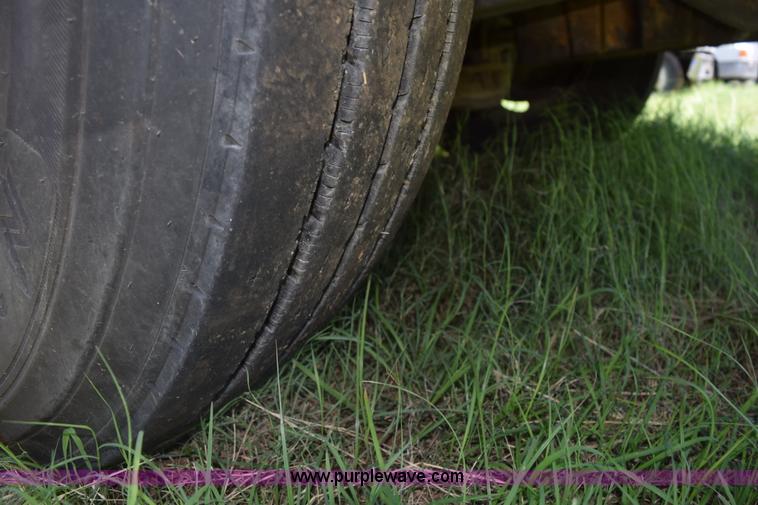 image for item K6133 2000 Peterbilt 377 semi truck