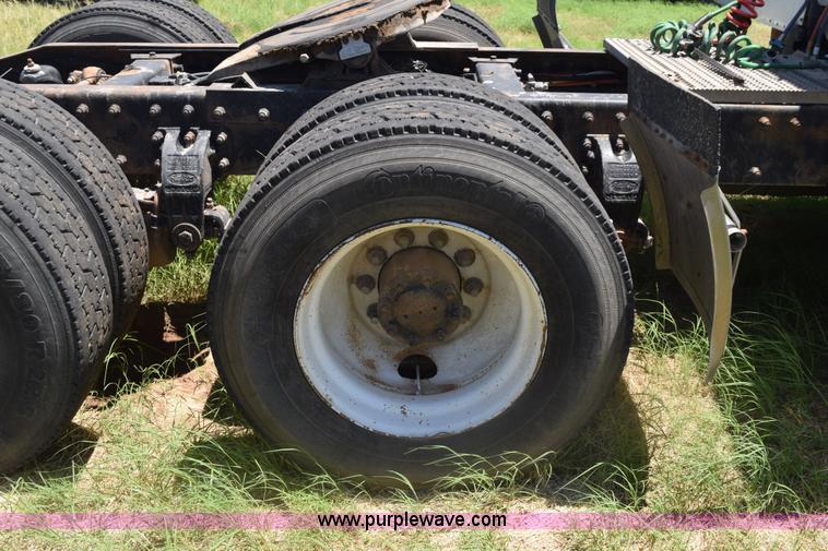 image for item K6133 2000 Peterbilt 377 semi truck