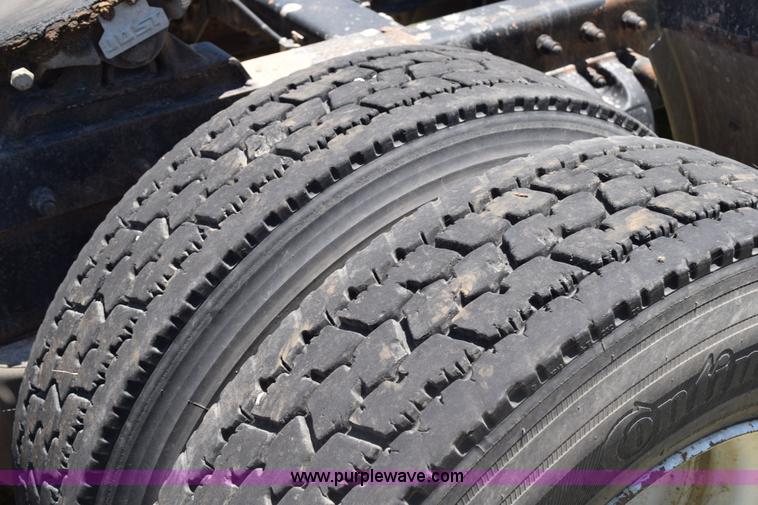 image for item K6133 2000 Peterbilt 377 semi truck