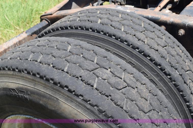 image for item K6133 2000 Peterbilt 377 semi truck