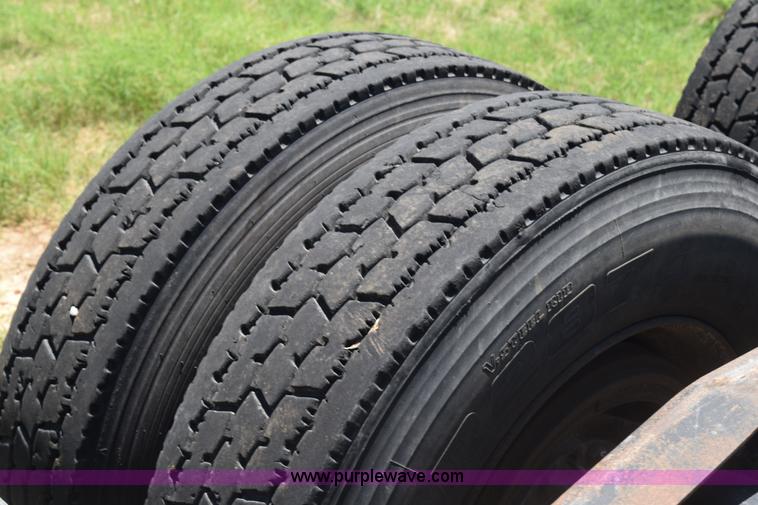 image for item K6133 2000 Peterbilt 377 semi truck