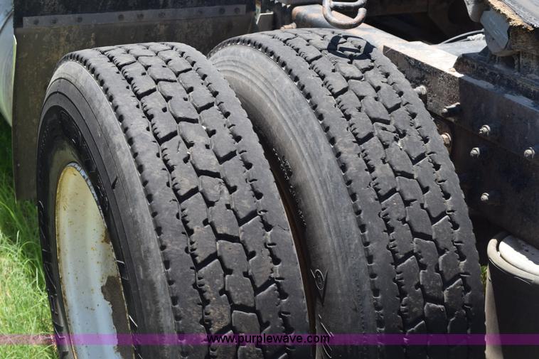 image for item K6133 2000 Peterbilt 377 semi truck