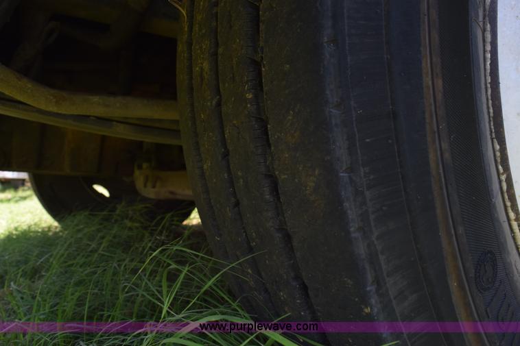 image for item K6133 2000 Peterbilt 377 semi truck