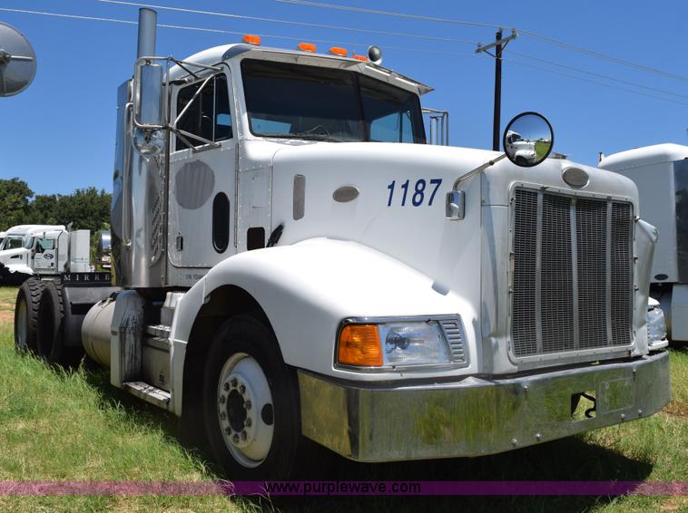 image for item K6134 2000 Peterbilt 377 semi truck
