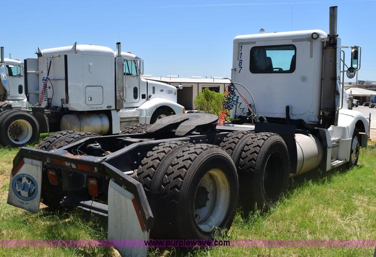 image for item K6134 2000 Peterbilt 377 semi truck