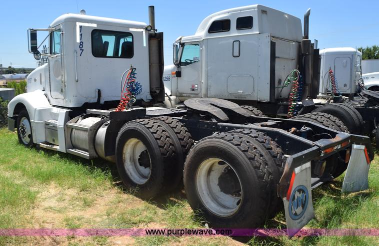 image for item K6134 2000 Peterbilt 377 semi truck