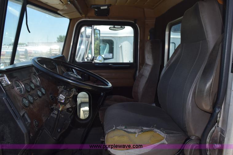 image for item K6134 2000 Peterbilt 377 semi truck