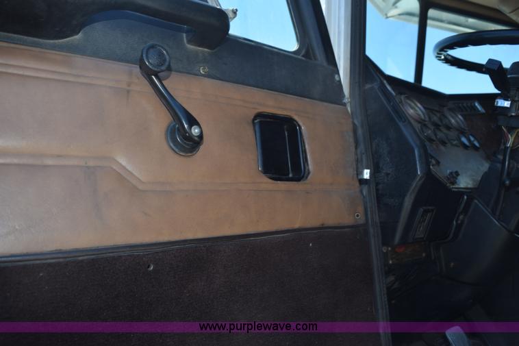 image for item K6134 2000 Peterbilt 377 semi truck