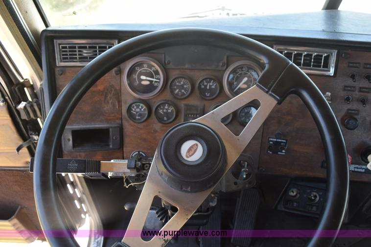 image for item K6134 2000 Peterbilt 377 semi truck