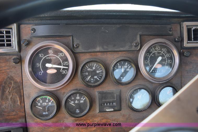 image for item K6134 2000 Peterbilt 377 semi truck