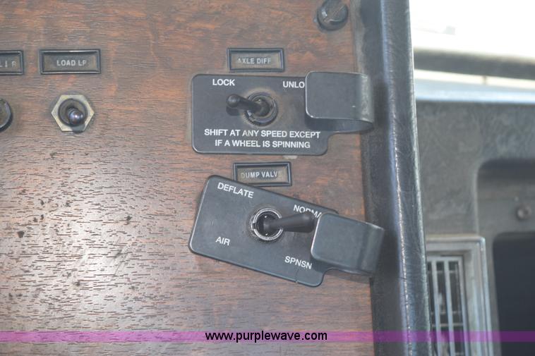 image for item K6134 2000 Peterbilt 377 semi truck