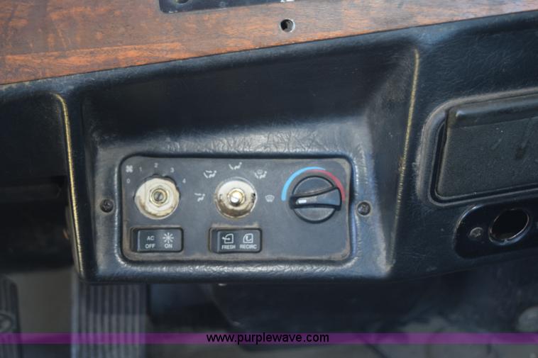 image for item K6134 2000 Peterbilt 377 semi truck