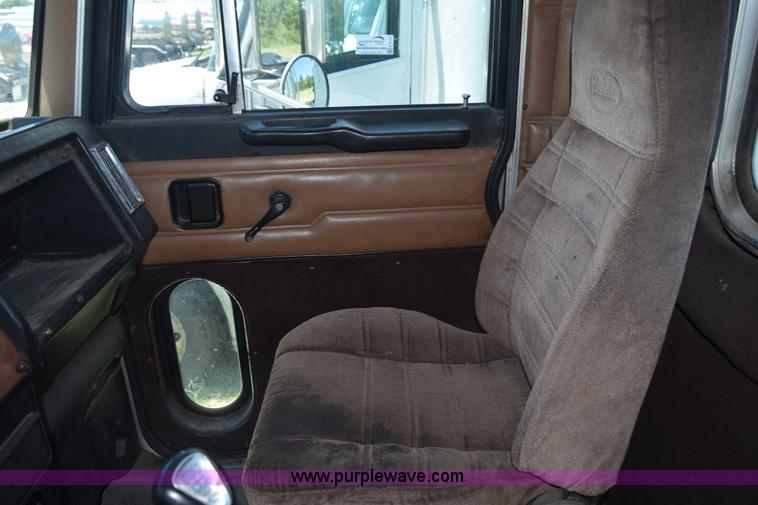 image for item K6134 2000 Peterbilt 377 semi truck