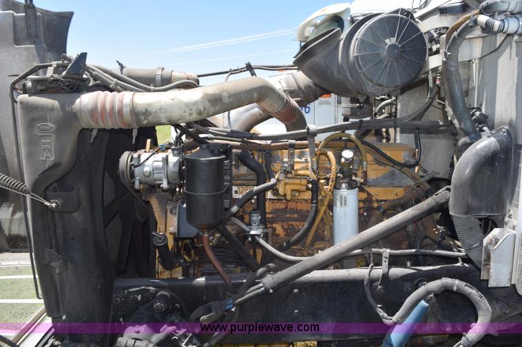 image for item K6134 2000 Peterbilt 377 semi truck