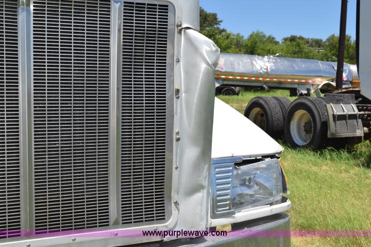 image for item K6134 2000 Peterbilt 377 semi truck
