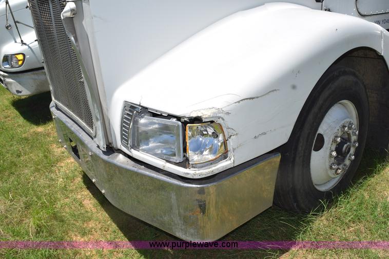 image for item K6134 2000 Peterbilt 377 semi truck