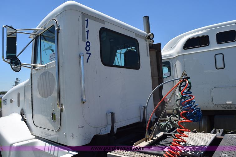 image for item K6134 2000 Peterbilt 377 semi truck