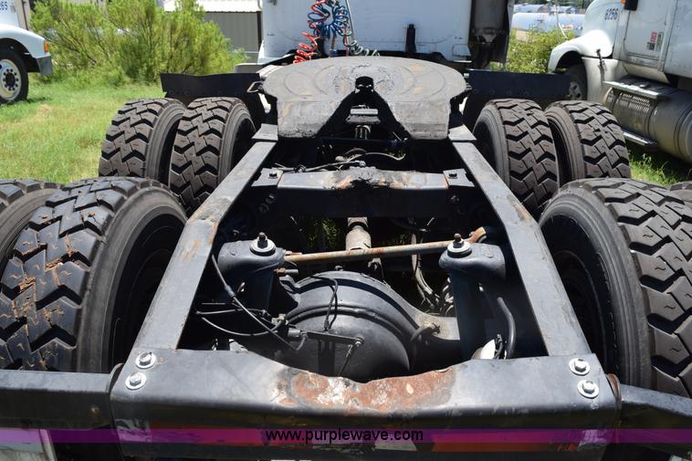 image for item K6134 2000 Peterbilt 377 semi truck