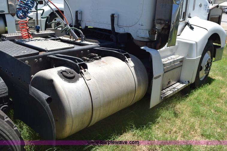 image for item K6134 2000 Peterbilt 377 semi truck