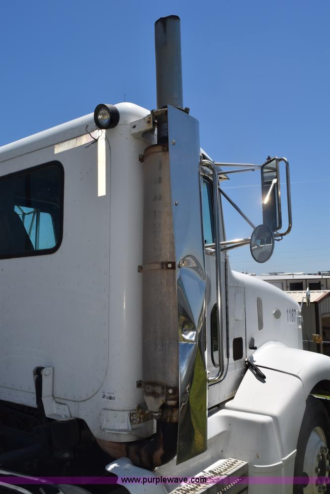 image for item K6134 2000 Peterbilt 377 semi truck