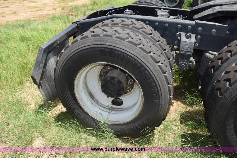 image for item K6134 2000 Peterbilt 377 semi truck