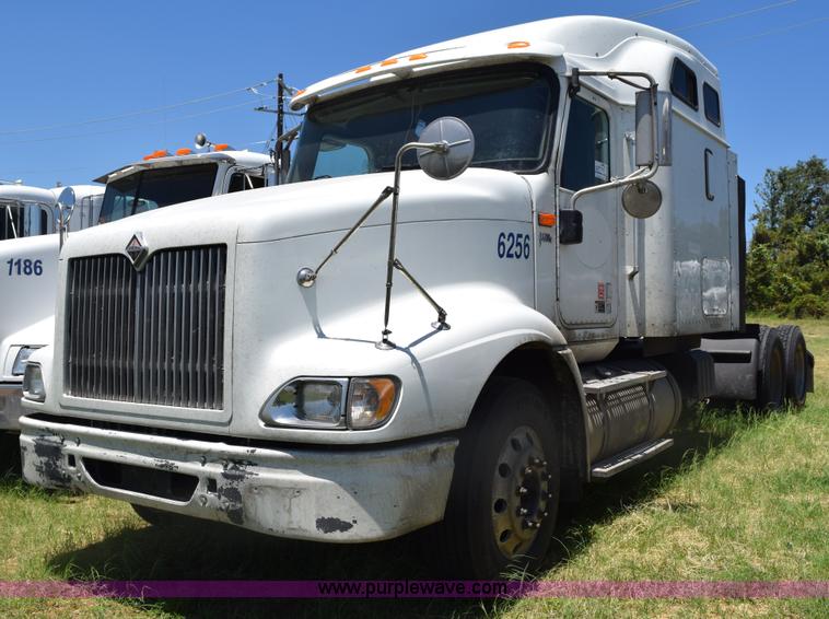 image for item K6135 2006 International 9400i semi truck