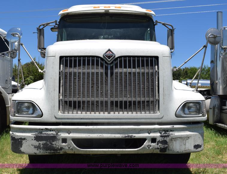 image for item K6135 2006 International 9400i semi truck