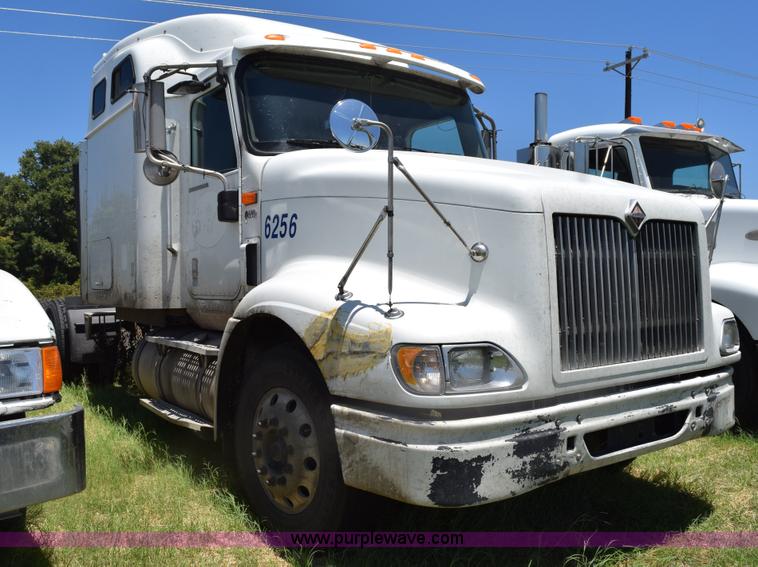 image for item K6135 2006 International 9400i semi truck