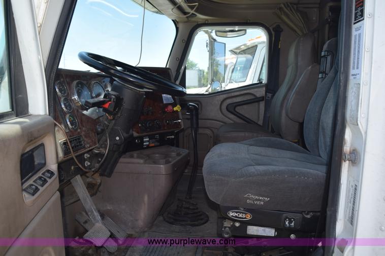 image for item K6135 2006 International 9400i semi truck