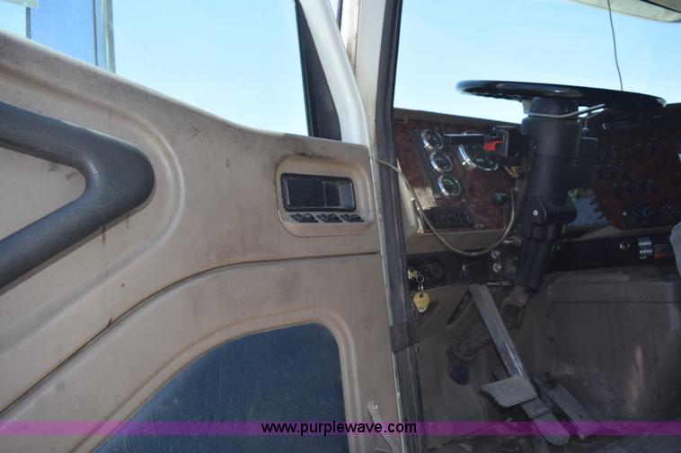 image for item K6135 2006 International 9400i semi truck