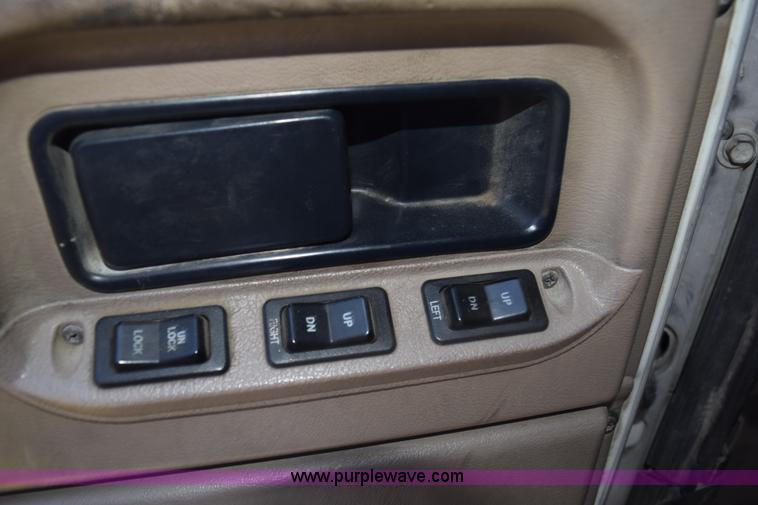 image for item K6135 2006 International 9400i semi truck