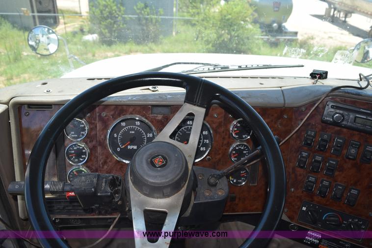 image for item K6135 2006 International 9400i semi truck