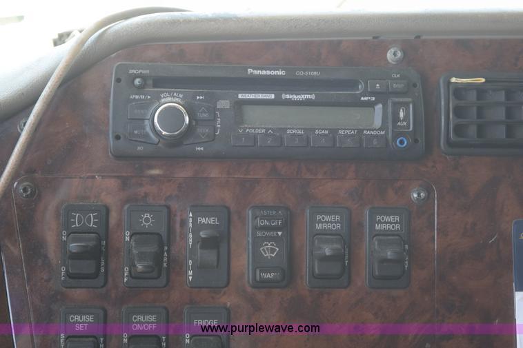 image for item K6135 2006 International 9400i semi truck