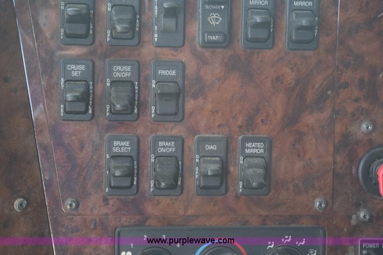 image for item K6135 2006 International 9400i semi truck