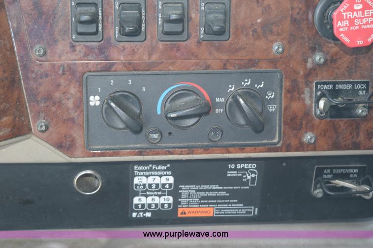 image for item K6135 2006 International 9400i semi truck