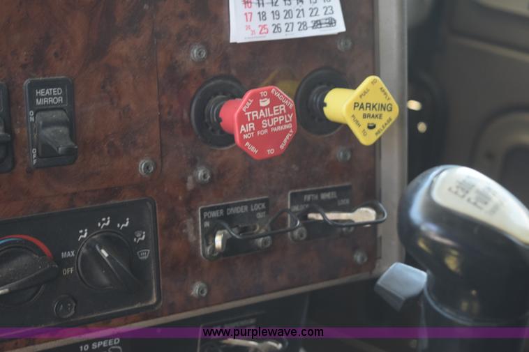 image for item K6135 2006 International 9400i semi truck