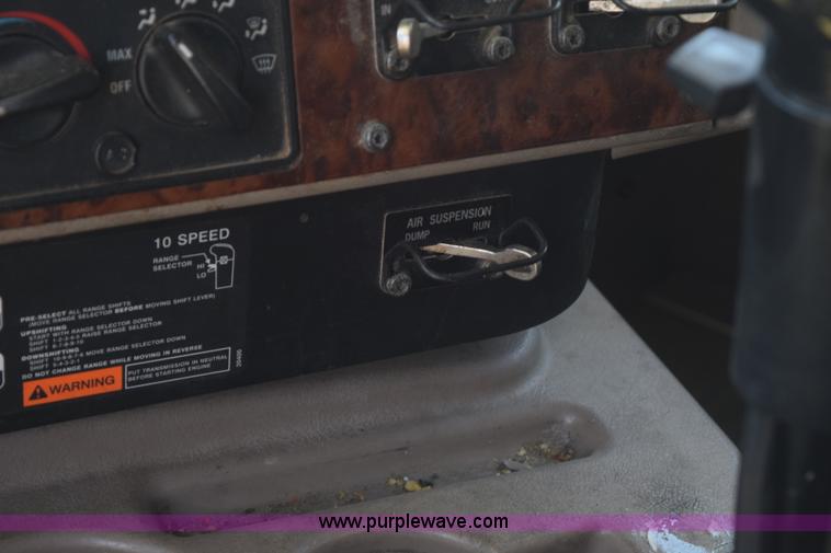 image for item K6135 2006 International 9400i semi truck