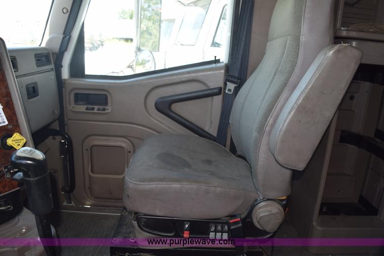 image for item K6135 2006 International 9400i semi truck