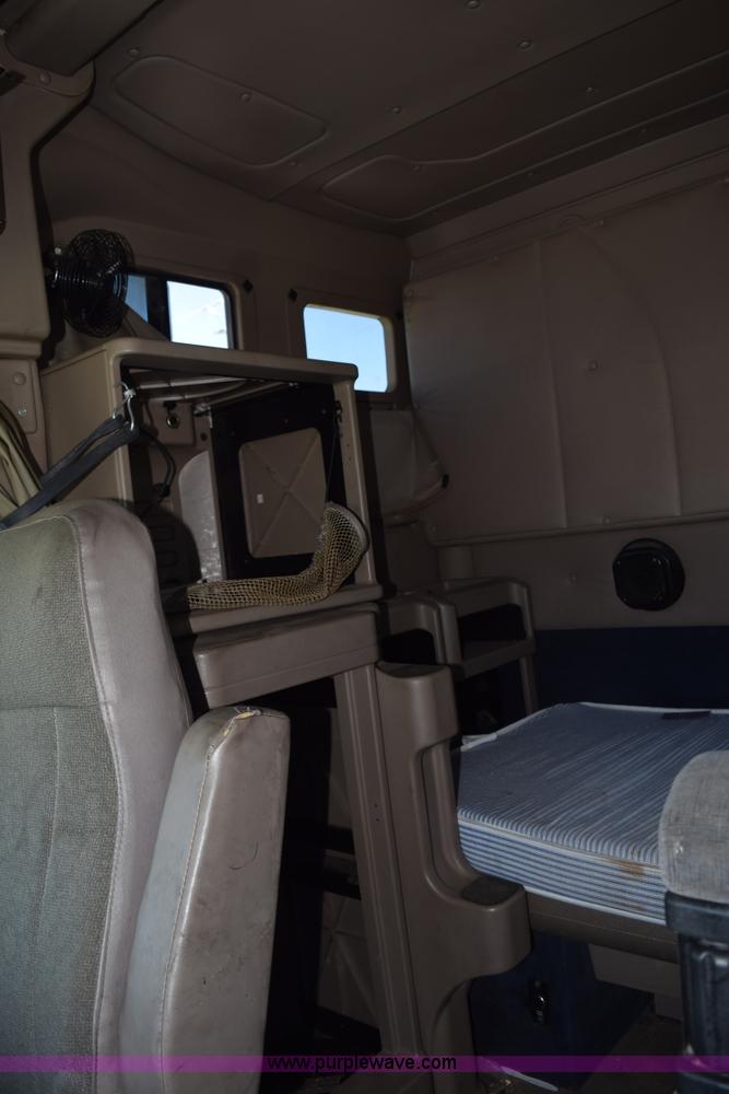 image for item K6135 2006 International 9400i semi truck