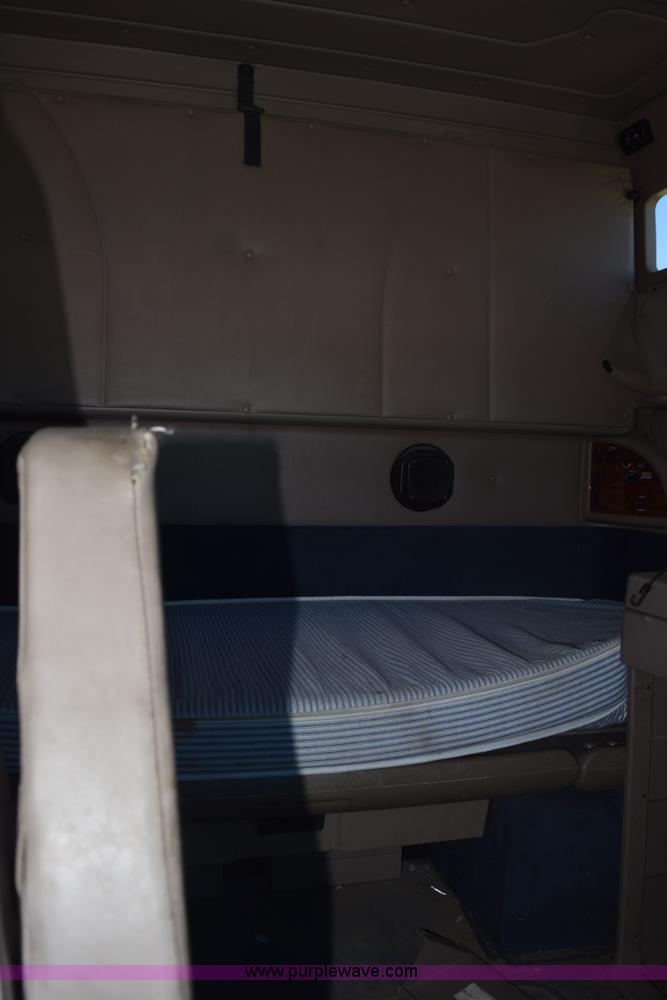 image for item K6135 2006 International 9400i semi truck