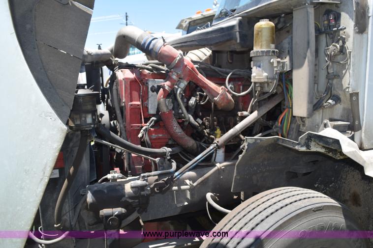 image for item K6135 2006 International 9400i semi truck