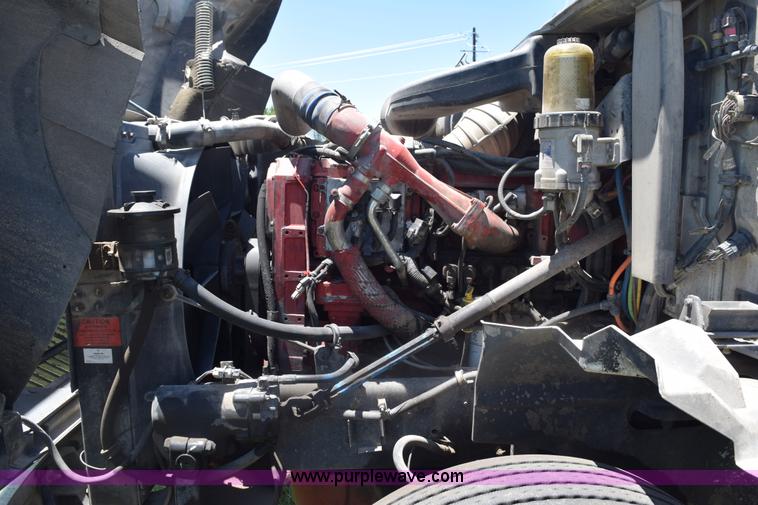 image for item K6135 2006 International 9400i semi truck