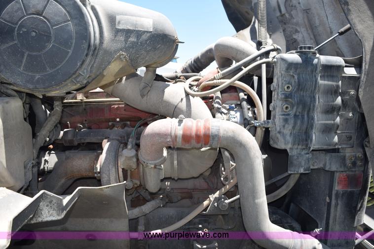 image for item K6135 2006 International 9400i semi truck