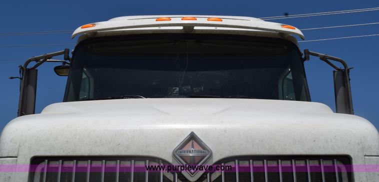 image for item K6135 2006 International 9400i semi truck