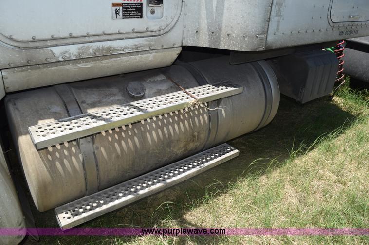 image for item K6135 2006 International 9400i semi truck