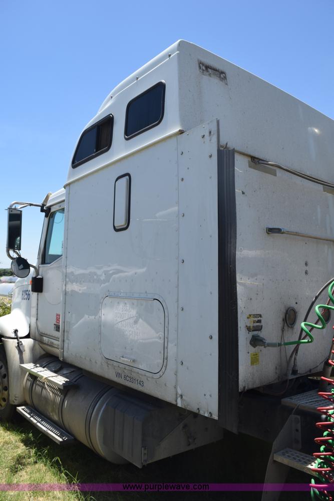 image for item K6135 2006 International 9400i semi truck