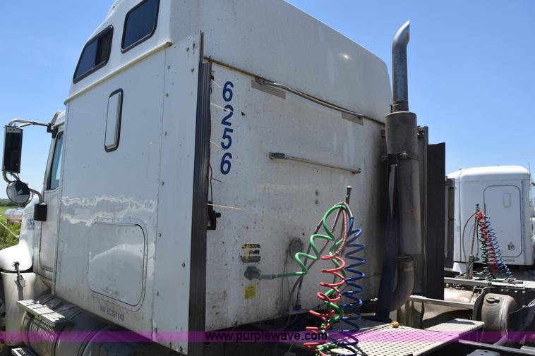 image for item K6135 2006 International 9400i semi truck