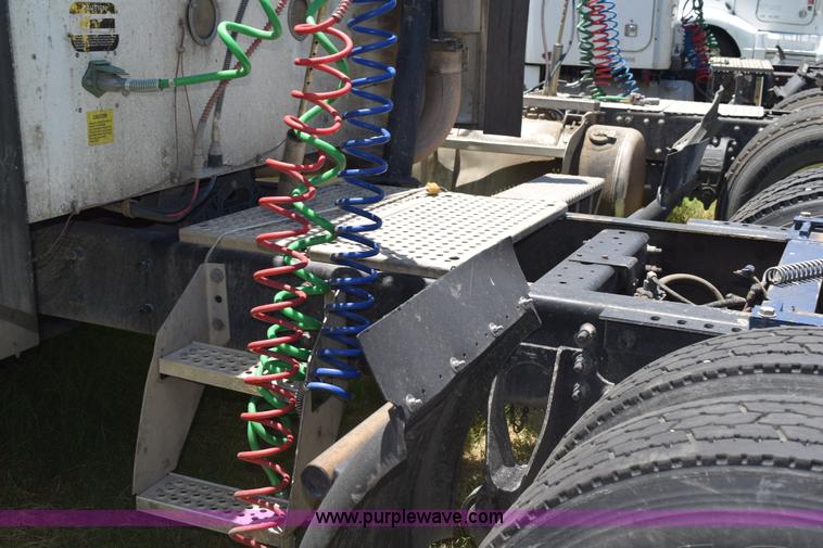 image for item K6135 2006 International 9400i semi truck