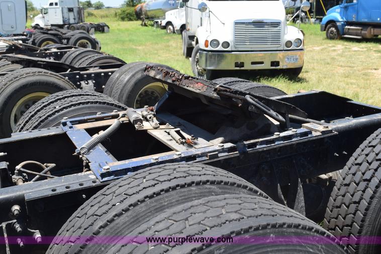 image for item K6135 2006 International 9400i semi truck